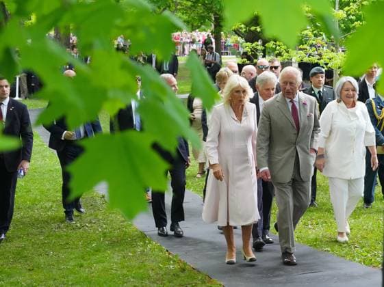 May 26, 2025, Ottawa, On, CANADA: King Charles and Queen Camilla walk towards Rideau Hall after taking part in a tree planting ceremony in Ottawa during a royal visit on Monday, May 26, 2025. Ottawa CANADA  - ZUMAc35_ 20250526_zaf_c35_127 Copyright: xSeanxKilpatrickx