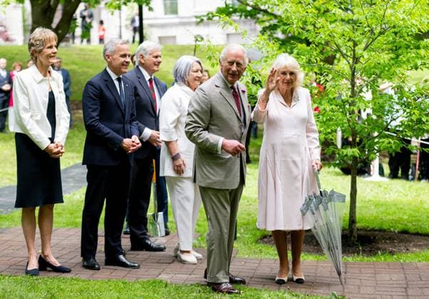 May 26, 2025, Ottawa, On, Canada: King Charles and Queen Camilla, front, arrive alongside Prime Minister Mark Carney, back second from left, Gov. Gen. Mary Simon, back right, Whit Fraser and Diana Fox Carney ahead of a tree planting ceremony at Rideau Hall in Ottawa, on Monday, May 26, 2025. Ottawa Canada - ZUMAc35_ 20250526_zaf_c35_132 Copyright: xSpencerxColbyx