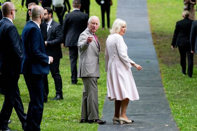 May 26, 2025, Ottawa, On, Canada: King Charles, centre, waves to members of the media following a swearing in ceremony at Rideau Hall in Ottawa, on Monday, May 26, 2025. Ottawa Canada  - ZUMAc35_ 20250526_zaf_c35_134 Copyright: xSpencerxColbyx
