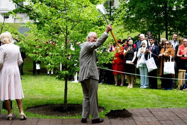 May 26, 2025, Ottawa, On, Canada: King Charles waves a shovel used during a tree planting ceremony at Rideau Hall in Ottawa, on Monday, May 26, 2025. Ottawa Canada  - ZUMAc35_ 20250526_zaf_c35_140 Copyright: xSpencerxColbyx