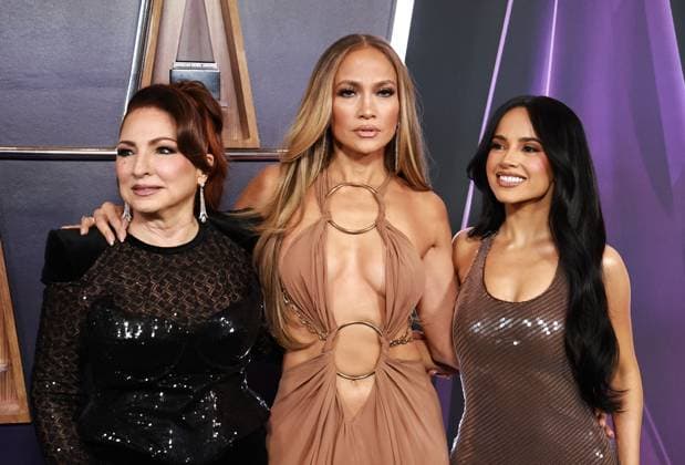 2025 American Music Awards Winner s Walk at Fontainebleau Las Vegas Featuring: Gloria Estefan, Jennifer Lopez, Becky G Where: Las Vegas, Nevada, United States When: 27 May 2025 Credit: Judy Eddy Cover Images EDITORIAL USE ONLY. NOT FOR USE BY NEWSPAPERS BASED IN THE UK. Copyright: xJudyxEddyx coverimg54800786