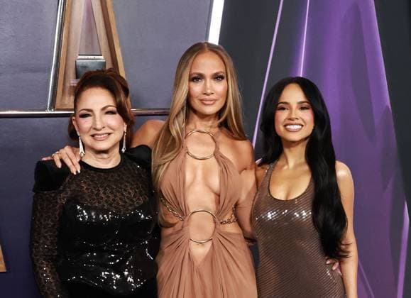 2025 American Music Awards Winner s Walk at Fontainebleau Las Vegas Featuring: Gloria Estefan, Jennifer Lopez, Becky G Where: Las Vegas, Nevada, United States When: 27 May 2025 Credit: Judy Eddy Cover Images EDITORIAL USE ONLY. NOT FOR USE BY NEWSPAPERS BASED IN THE UK. Copyright: xJudyxEddyx coverimg54800788