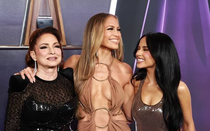 2025 American Music Awards Winner s Walk at Fontainebleau Las Vegas Featuring: Gloria Estefan, Jennifer Lopez, Becky G Where: Las Vegas, Nevada, United States When: 27 May 2025 Credit: Judy Eddy Cover Images EDITORIAL USE ONLY. NOT FOR USE BY NEWSPAPERS BASED IN THE UK. Copyright: xJudyxEddyx coverimg54800790