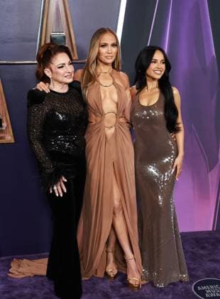 2025 American Music Awards Winner s Walk at Fontainebleau Las Vegas Featuring: Gloria Estefan, Jennifer Lopez, Becky G Where: Las Vegas, Nevada, United States When: 27 May 2025 Credit: Judy Eddy Cover Images EDITORIAL USE ONLY. NOT FOR USE BY NEWSPAPERS BASED IN THE UK. Copyright: xJudyxEddyx coverimg54800791