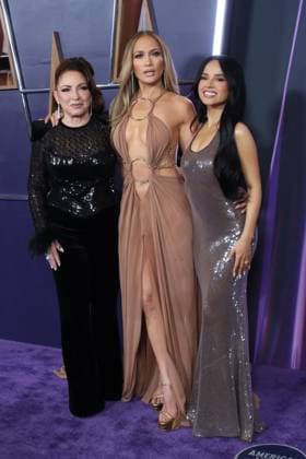 May 26, 2025, Las Vegas, Nevada, USA: Gloria Estefan, Jennifer Lopez and Becky G at the 2025 American Music Awards held at the Fontainebleau Hotel in Las Vegas, Nevada on Monday May 26, 2025. BURT HARRIS BNS PI Las Vegas USA - ZUMAp124 20250526_zaa_p124_076 Copyright: xJavierxRojasx