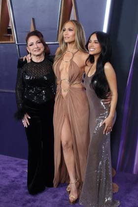 May 26, 2025, Las Vegas, Nevada, USA: Gloria Estefan, Jennifer Lopez and Becky G at the 2025 American Music Awards held at the Fontainebleau Hotel in Las Vegas, Nevada on Monday May 26, 2025. BURT HARRIS BNS PI Las Vegas USA - ZUMAp124 20250526_zaa_p124_074 Copyright: xJavierxRojasx