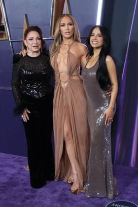 May 26, 2025, Las Vegas, Nevada, USA: Gloria Estefan, Jennifer Lopez and Becky G at the 2025 American Music Awards held at the Fontainebleau Hotel in Las Vegas, Nevada on Monday May 26, 2025. BURT HARRIS BNS PI Las Vegas USA - ZUMAp124 20250526_zaa_p124_077 Copyright: xJavierxRojasx