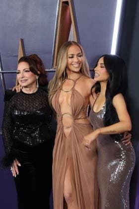 May 26, 2025, Las Vegas, Nevada, USA: Gloria Estefan, Jennifer Lopez and Becky G at the 2025 American Music Awards held at the Fontainebleau Hotel in Las Vegas, Nevada on Monday May 26, 2025. BURT HARRIS BNS PI Las Vegas USA - ZUMAp124 20250526_zaa_p124_080 Copyright: xJavierxRojasx