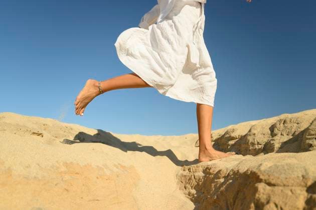 Creative Highlights Symbolbilder Woman running barefoot on sand in a desert setting model released, Symbolfoto property released, FLMZF00523