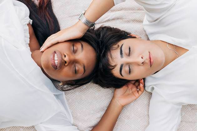 Creative Highlights Symbolbilder Girlfriends with eyes closed lying on blanket model released, Symbolfoto, JRVF01929