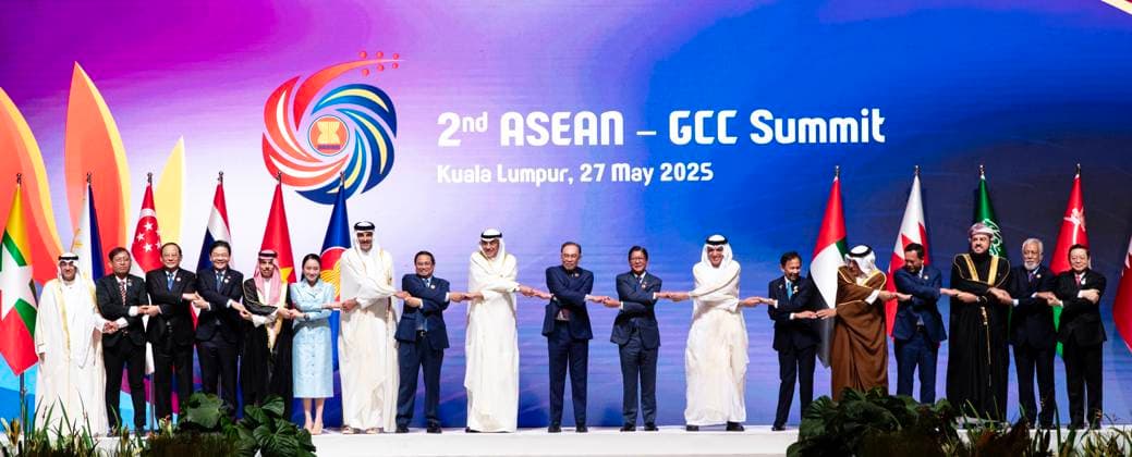 Bilder des Jahres 2025, News 05 Mai News Bilder des Tages (250527) -- KUALA LUMPUR, May 27, 2025 -- Participants pose for a group photo at the 2nd ASEAN-GCC Summit in Kuala Lumpur, capital of Malaysia, May 27, 2025. The summit brings together member states of the Association of Southeast Asian Nations (ASEAN) and the Gulf Cooperation Council (GCC), which first met in this format in Saudi Arabia s capital Riyadh in 2023. ) MALAYSIA-KUALA LUMPUR-2ND ASEAN-GCC SUMMIT MaxPing 