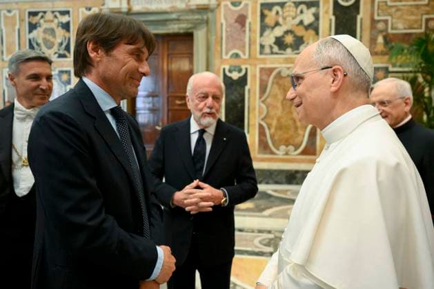 ITALY - REL - POPE LEO XIV MEETING WITH FC NAPLES PLAYERS AND MANAGEMENT AFTER THE TEAM WON THE SERIE A CHAMPIONSHIP IN VATICAN - 2025 05 27 Italy, Rome, Vatican 2025 5 27 Pope Leo XIV (R) welcoming FC Naples coach Antonio Conte (L) and team s President Aurelio De Laurentiis (C) after the team won the Serie A championship, in Vatican City EDITORIAL USE ONLY - NO BOOKS Copyright: xVATICANxMEDIA CPPx