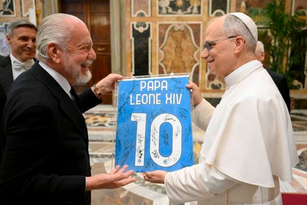 News Themen der Woche KW22 Entertainment Bilder des Tages News Bilder des Tages ITALY - REL - POPE LEO XIV MEETING WITH FC NAPLES PLAYERS AND MANAGEMENT AFTER THE TEAM WON THE SERIE A CHAMPIONSHIP IN VATICAN - 2025 05 27 Italy, Rome, Vatican 2025 5 27 President Aurelio De Laurentiis (L) gifting Pope Leo XIV (R) with a personalized Naples jersey signed by all players, during a reception at the Vatican EDITORIAL USE ONLY - NO BOOKS Copyright: xVATICANxMEDIA CPPx