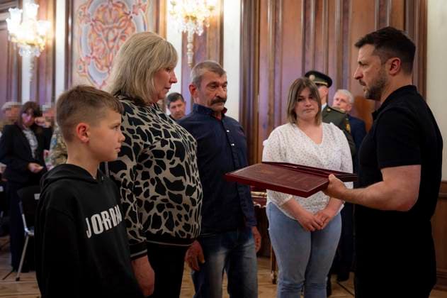 May 27, 2025, Kyiv, Kiev Oblast, Ukraine: Ukrainian President Volodymyr Zelenskyy, presents a posthumous medal to a family of a special forces soldier during an awards ceremony at the Awards Hall of the Mariinsky Palace, May 27, 2025, in Kyiv, Ukraine. Zelenskyy decreed that May 27th will now be Special Operation Forces day. Kyiv Ukraine - ZUMAp138 20250527_zaa_p138_004 Copyright: xUkrainexPresidency UkrainianxPrex