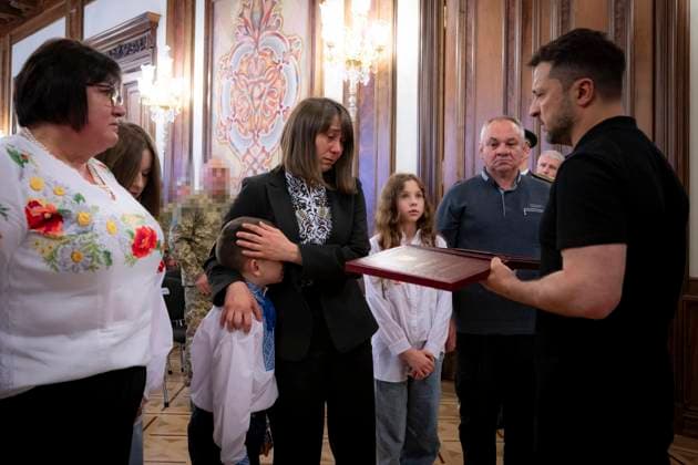 May 27, 2025, Kyiv, Kiev Oblast, Ukraine: Ukrainian President Volodymyr Zelenskyy, presents a posthumous medal to a family of a special forces soldier during an awards ceremony at the Awards Hall of the Mariinsky Palace, May 27, 2025, in Kyiv, Ukraine. Zelenskyy decreed that May 27th will now be Special Operation Forces day. Kyiv Ukraine - ZUMAp138 20250527_zaa_p138_006 Copyright: xUkrainexPresidency UkrainianxPrex