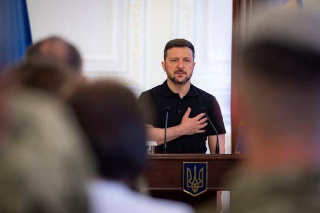 News Bilder des Tages May 27, 2025, Kyiv, Kiev Oblast, Ukraine: Ukrainian President Volodymyr Zelenskyy, stands for national anthem during an awards ceremony honoring Special Operation Forces and family members at the Awards Hall of the Mariinsky Palace, May 27, 2025, in Kyiv, Ukraine. Zelenskyy decreed that May 27th will now be Special Operation Forces day. Kyiv Ukraine - ZUMAp138 20250527_zaa_p138_008 Copyright: xUkrainexPresidency UkrainianxPrex