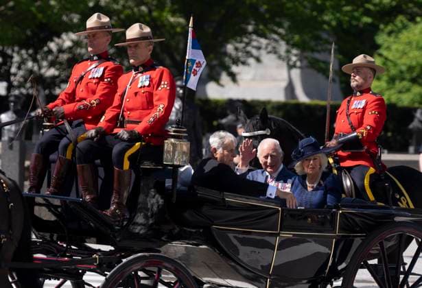 May 27, 2025, Ottawa, On, CANADA: King Charles and Queen Camilla travel by CanadaöÄÃ s State Landau towards the Senate of Canada building in Ottawa on Tuesday, May 27, 2025. Ottawa CANADA  - ZUMAc35_ 20250527_zaf_c35_019 Copyright: xChristinnexMuschix