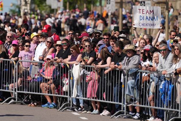 May 27, 2025, Ottawa, On, CANADA: Crowds of people wait for the arrival of King Charles and Queen Camilla in Ottawa during a royal visit on Tuesday, May 27, 2025. Ottawa CANADA  - ZUMAc35_ 20250527_zaf_c35_002 Copyright: xChristinnexMuschix