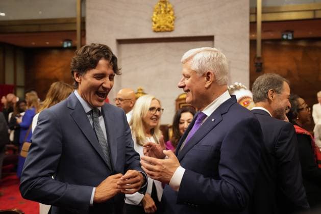 News Bilder des Tages May 27, 2025, Ottawa, On, Canada: Former prime ministers Justin Trudeau, left, and Stephen Harper share a laugh ahead of King Charles delivering the speech from the throne in the Senate in Ottawa on Tuesday, May 27, 2025. Ottawa Canada  - ZUMAc35_ 20250527_zaf_c35_009 Copyright: xChrisxYoungx