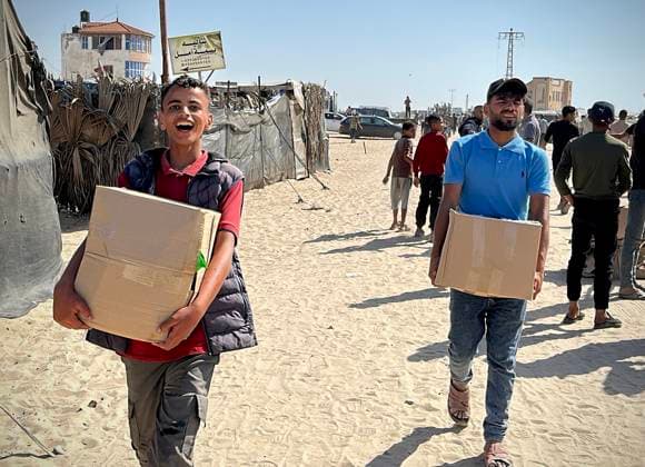 Bilder des Jahres 2025, News 05 Mai News Bilder des Tages Palestinians seeking aid gather near an aid distribution site run by the U.S.-backed Gaza Humanitarian Foundation Palestinians seeking aid gather near an aid distribution site run by the U.S.-backed Gaza Humanitarian Foundation, in Rafah, in the southern Gaza Strip, May 27, 2025. Photo by Moaz Abu Taha apaimages Rafah Gaza Strip Palestinian Territory 270525_Rafah_MT_00(5) Copyright: xapaimagesxMoazxAbuxTaha xapaimagesx