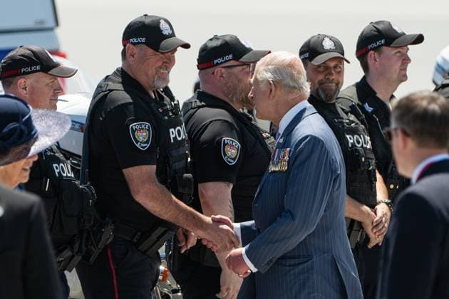 May 27, 2025, Ottawa, On, Canada: King Charles, right, meets with Ottawa Police Service officers who were part of the delegations motorcade at the Ottawa International Airport following an official Royal visit in Ottawa on Tuesday, May 27, 2025. Ottawa Canada  - ZUMAc35_ 20250527_zaf_c35_231 Copyright: xSpencerxColbyx