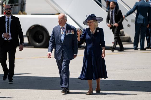 May 27, 2025, Ottawa, On, Canada: King Charles, left, and Queen Camilla walk on the tarmac of the Ottawa International Airport in Ottawa on Tuesday, May 27, 2025. Ottawa Canada  - ZUMAc35_ 20250527_zaf_c35_232 Copyright: xSpencerxColbyx