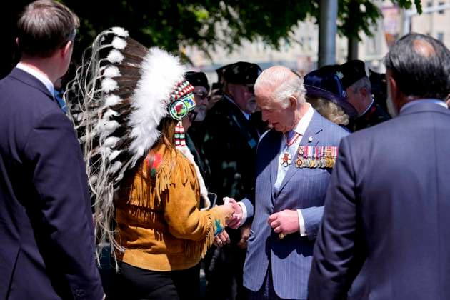 May 27, 2025, Ottawa, On, CAN: Chief Tammy Cook-Searson of Lac La Ronge Indian Band gives King Charles a letter asking for a meeting with Treaty Nations of Saskatchewan, as he prepares to depart Ottawa during a royal visit, on Tuesday, May 27, 2025. Ottawa CAN  - ZUMAc35_ 20250527_zaf_c35_304 Copyright: xJustinxTangx