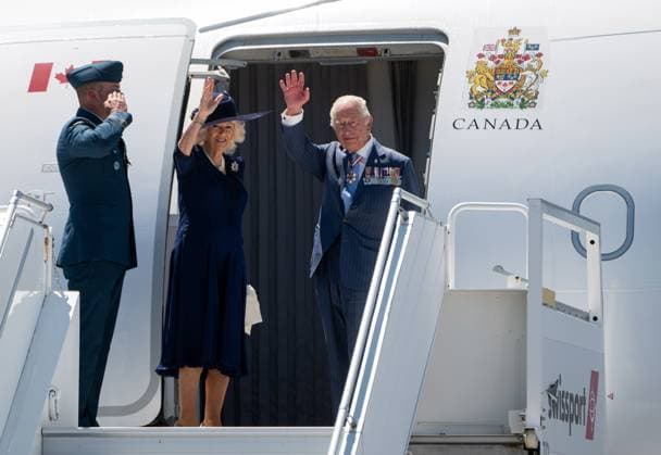 May 27, 2025, Ottawa, On, Canada: King Charles, right, and Queen Camilla wave as they board a Government of Canada aircraft at the Ottawa International Airport following an official visit in Ottawa on Tuesday, May 27, 2025. Ottawa Canada  - ZUMAc35_ 20250527_zaf_c35_322 Copyright: xSpencerxColbyx