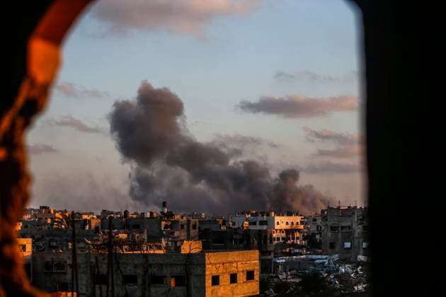 Bilder des Jahres 2025, News 05 Mai News Bilder des Tages (250527) -- GAZA, May 27, 2025 -- Smoke rises following an Israeli airstrike in Jabalia refugee camp, northern Gaza Strip, on May 27, 2025. The Palestinian death toll in Gaza has surpassed 54,000 since the outbreak of the conflict between Hamas and Israel on Oct. 7, 2023, Gaza s health authorities said on Tuesday. (Photo by Xinhua) MIDEAST-GAZA-JABALIA REFUGEE CAMP-ISRAEL-AIRSTRIKES MahmoudxZaki 