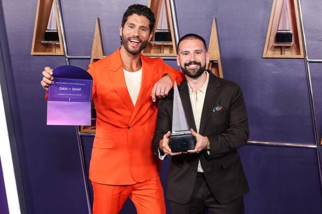 Bilder des Jahres 2025, Entertainment 05 Mai American Music Awards - Press Room Dan Smyers and Shay Mooney of Dan + Shay, winners of the Favorite Country Duo or Group award, pose at the 2025 American Music Awards held at the Fontainebleau Las Vegas on May 26, 2025 in Las Vegas, Nevada, United States. Photo by Xavier Collin Image Press Agency ABACAPRESS.COM Las Vegas Nevada United States  Copyright: xCollinxXavier ImagexPressxAgency ABACAx