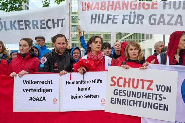 Bilder des Jahres 2025, News 05 Mai Kundgebung von Hilfsorganisationen am Mittwoch (28.05.2025) vor dem Auswaertigen Amt in Berlin zur Wahrung des humanitaeren Voelkerrechts im Gazastreifen. Eine Koalition von in Gaza taetigen Hilfsorganisationen, bestehend aus Aerzte der Welt, Aerzte ohne Grenzen, Cadus, Care, Diakonie Katastrophenhilfe, Handicap International, Johanniter-Auslandshilfe, Plan International und Save the Children, forderten von der Bundesregierung ein unmissverstaendliches Signal an die Israelische Regierung fuer die Wahrung des humanitaeren Voelkerrechts , eine massive Ausweitung der Einfuhr von Hilfsguetern und ein Ende der Angriffe auf medizinische Einrichtungen. (Siehe epd-Meldung vom 28.05.2025) EDITORIAL USE ONLY *** A coalition of aid organizations Copyright: epd-bild ChristianxDitsch epd-Kundgebung_Gaza5-kopieren