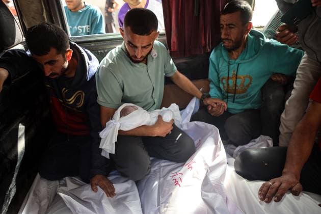 Bilder des Jahres 2025, News 05 Mai Hamas Israel Conflict People gather around the bodies of victims of Israeli bombing at Al-Shifa Hospital in Gaza City, on May 28, 2025. Gaza Palestine  Copyright: xMajdixFathix originalFilename: fathi-notitle250528_nprYK.jpg