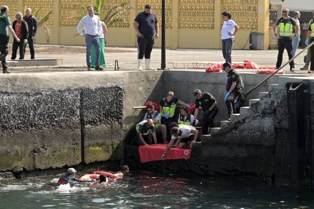 Bilder des Jahres 2025, News 05 Mai News Bilder des Tages Spanien, Migranten kentern im Hafen vor El Hierro, mehrere Tote Seven women have died after the capsizing of a cayuco in El Hierro National Police officers rescue one of the migrants traveling in a cayuco that capsized on its arrival at the port of La Restinga, 28 May 2025, in El Hierro, Canary Islands Spain At least seven women have died, three of them minors, following the capsizing of a cayuco with 180 people on board as it entered the port of La Restinga In addition, a search is underway for a baby who fell into the sea and two young people are seriously injured 28 MAY 2025 AYUCO VUELCO EL HIERRO LA RESTINGA MIGRANTES Europa Press Canarias 28 05 2025 El Hierro Canarias El Hierro Canarias Canarias Espana  Copyright: xEuropaxPressxCanariasx 6756138
