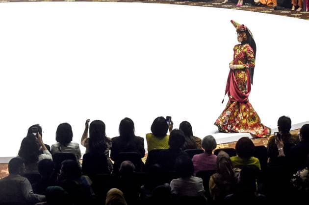 (250528) -- JAKARTA, May 28, 2025 -- A model presents a creation at the Indonesia Fashion Week 2025 at Jakarta Convention Center in Jakarta, Indonesia, May 28, 2025. ) INDONESIA-JAKARTA-INDONESIA FASHION WEEK 2025 AgungxKuncahyaxB. 