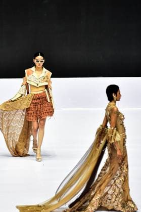 (250528) -- JAKARTA, May 28, 2025 -- Models present creations at the Indonesia Fashion Week 2025 at Jakarta Convention Center in Jakarta, Indonesia, May 28, 2025. ) INDONESIA-JAKARTA-INDONESIA FASHION WEEK 2025 AgungxKuncahyaxB. 
