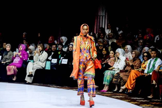 Bilder des Jahres 2025, Entertainment 05 Mai Entertainment Bilder des Tages (250528) -- JAKARTA, May 28, 2025 -- A model presents a creation at the Indonesia Fashion Week 2025 at Jakarta Convention Center in Jakarta, Indonesia, May 28, 2025. ) INDONESIA-JAKARTA-INDONESIA FASHION WEEK 2025 AgungxKuncahyaxB. 