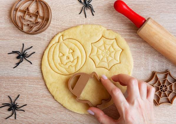 Preparation of festive cookies for baking in the oven. Ready-to-bake Halloween cookies shaped like pumpkins and ghosts Model Released OlenaRudo_ID24456_708912_025 Copyright: xOlenaxRudox