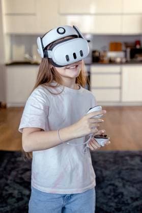 IMAGO Creative, Lifestyle, Gaming Girl in VR glasses playing a game at home. Learning and playing with augmented reality glasses. Technology and development Model Released VolhaShestak_ID27584_792132_004 Copyright: xVolhaxShestakx