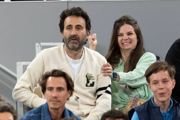 Celebrities in the stands during the French Open Tennis Championships at Roland Garros 2025 Mathieu Madénian et sa compagne Olivia Madénian dans les tribunes lors des Internationaux de France de Tennis de Roland Garros 2025 Paris, le 28 mai 2025 Moreau Jacovides Bestimage Celebrities in the stands during the French Open Tennis Championships at Roland Garros 2025, on May 28th, 2025 in Paris France  Copyright: xJACOVIDES-MOREAUx xBESTIMAGExJACOVIDES-MOREAUx xBESTIMAGEx