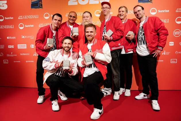 Zurich, Switzerland, May 28th 2025: Stubete Gäng pose with their trophy after winning Best Streaming Artist during the Swiss Music Awards 2025 at Hallenstadion in Zurich, Switzerland. (Daniela Porcelli SPP) Copyright: xDanielaxPorcellix xSPPx spp-en-DaPoSp-20250528-DP105844