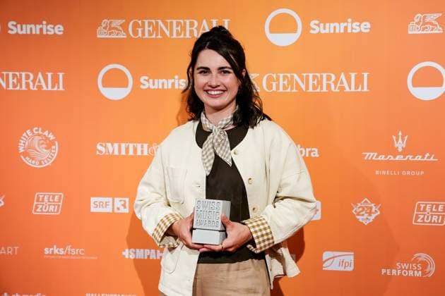 Zurich, Switzerland, May 28th 2025: Swiss musician Linda Elys pose with her winning trophy during the Swiss Music Awards 2025 at Hallenstadion in Zurich, Switzerland. (Daniela Porcelli SPP) Copyright: xDanielaxPorcellix xSPPx spp-en-DaPoSp-20250528-DP106287