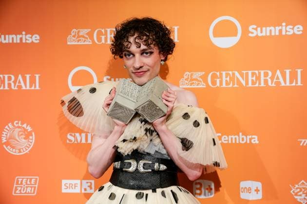 Entertainment Themen der Woche KW22 Bilder des Jahres 2025, Entertainment 05 Mai Entertainment Bilder des Tages Zurich, Switzerland, May 28th 2025: Musician Nemo poses with two trophies after winning during the Swiss Music Awards 2025 at Hallenstadion in Zurich, Switzerland. (Daniela Porcelli SPP)  Copyright: xDanielaxPorcellix xSPPx spp-en-DaPoSp-20250528-DP106313