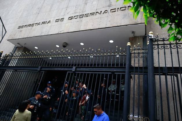 National Coordination of Education Workers Demonstration Police guard the Ministry of the Interior facilities as Teachers of the National Coordination of Education Workers (CNTE) blocking circuito interior Avenue awaiting a resolution to the dialogue they are holding at the Ministry of the Interior. on May 28, 2025 in Mexico City, Mexico. Mexico City CDMX Mexico Copyright: xCarlosxSantiagox