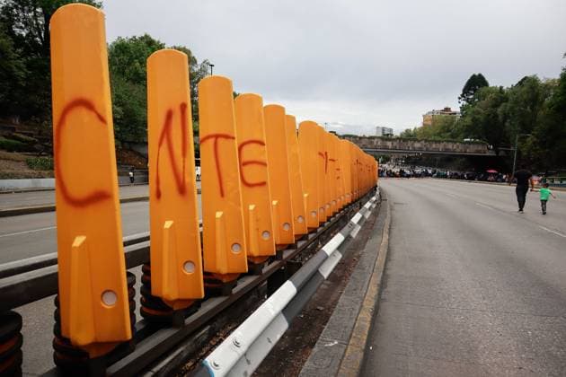 National Coordination of Education Workers Demonstration Graffiti is seen during a protest of Teachers of the National Coordination of Education Workers (CNTE) blocking circuito interior Avenue awaiting a resolution to the dialogue they are holding at the Ministry of the Interior. on May 28, 2025 in Mexico City, Mexico. Mexico City CDMX Mexico Copyright: xCarlosxSantiagox
