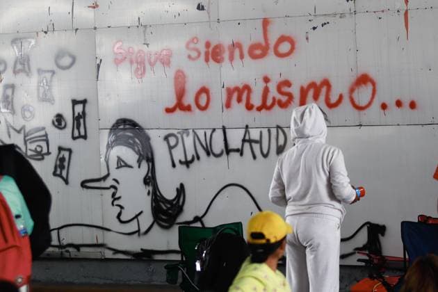 National Coordination of Education Workers Demonstration Graffiti against Mexican President, Claudia Sheinbaum is seen during a protest of Teachers of the National Coordination of Education Workers (CNTE) blocking circuito interior Avenue awaiting a resolution to the dialogue they are holding at the Ministry of the Interior. on May 28, 2025 in Mexico City, Mexico. Mexico City CDMX Mexico Copyright: xCarlosxSantiagox