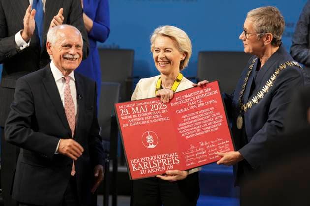 News Themen der Woche KW22 News Bilder des Tages Verleihung des Internationalen Karlspreis 2025 in Aachen Dr. Juergen Linden, Vorsitzender Karlspreis Direktorium gemeinsam mit Preistraegerin Dr. Ursula von der Leyen und Sibylle Keupen, Oberbuergermeisterin der Stadt Aachen bei der Ueberreichung der Urkunde und Medaille des Internationalen Karlspreises zu Aachen 2025, Aachen, 29.05.2025 Aacen NRW Deutschland *** Presentation of the International Charlemagne Prize 2025 in Aachen Dr. Juergen Linden, Chairman of the Charlemagne Prize Board of Directors together with laureate Dr. Ursula von der Leyen and Sibylle Keupen, Mayor of the City of Aachen at the presentation of the certificate and medal of the International Charlemagne Prize of Aachen 2025, Aachen, 29 05 2025 Aacen NRW Germany