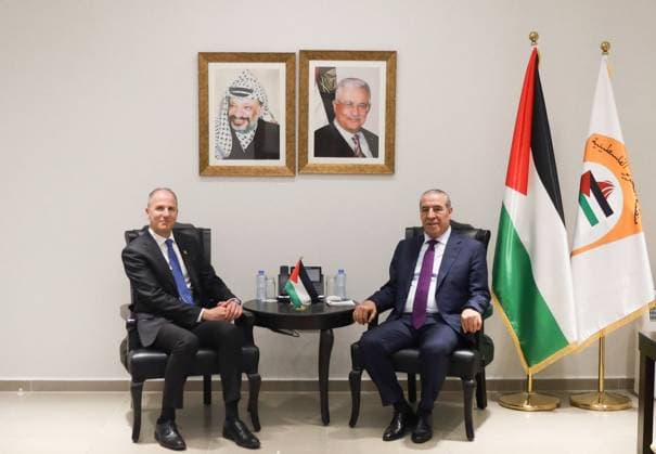 News Themen der Woche KW22 Vice President of the State of Palestine, Mr. Hussein Al-Sheikh, received the Canadian Representative to the Palestinian Authority Vice President of the State of Palestine, Hussein Al-Sheikh, received the Canadian Representative to the Palestinian Authority, Graham Dalles, in his office in Ramallah, on May 29, 2025. where they discussed the latest developments in the region, most notably the humanitarian and political situation in the Gaza Strip. Photo by Palestinian Vice President Office apaimages Ramallah West Bank Palestinian Territory 290525_Ramallah_VPPO_00(2) Copyright: xapaimagesxPalestinianxVicexPresidentxOffice xapaimagesx
