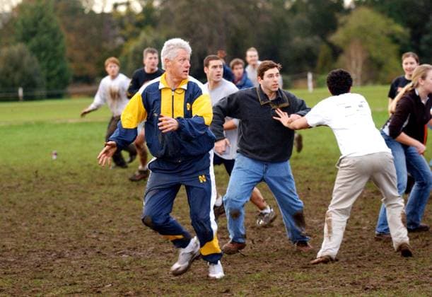 Bill Clinton plays American football in England BILL CLINTON Former President of the USA At University Park, Oxford Playing An Impromptu Game Of American Football With Students on Thanksgiving Day. He is in the UK visiting his daughter Chelsea Clinton tracksuit, joggers, sport, full length, full-length, running www..com Oxford Great Britain Copyright: x CapitalxPicturesx
