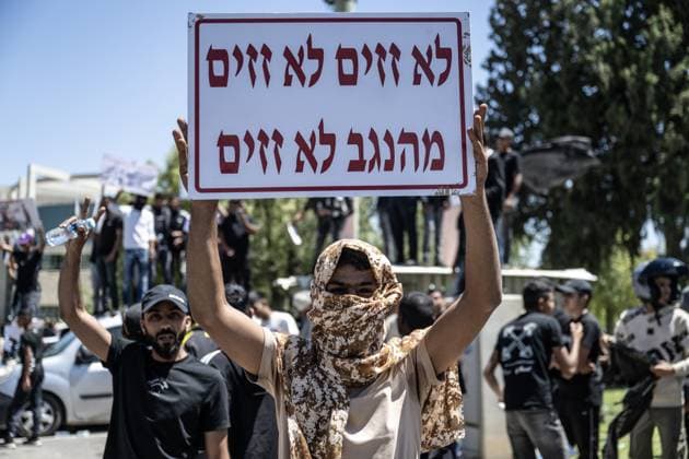 Bilder des Jahres 2025, News 05 Mai People in Beersheba protests against Israel s demolition policies against Arabs in Najaf Desert BEERSHEBA, ISRAEL - MAY 29: Many people&nbsp;gather in front of the Bedouin Settlement Authority to protest the Israeli government s demolition policies against Arabs in the town of Beersheba at the Najaf (Negev) Desert in southern Israel on May 29, 2025.&nbsp;Thousands of people gathered in front of the Bedouin Settlement Authority for a demonstration against the demolitions carried out by Israel in Arab villages and towns in the Najaf region on the grounds that they are unlicensed. Mostafa Alkharouf Anadolu Beersheba Israel. Editorial use only. Please get in touch for any other usage.  Copyright: x2025xAnadoluxMostafaxAlkharoufx