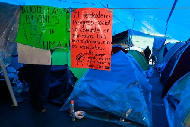 Mexiko, Lehrerstreik in Mexiko-Stadt Teachers Continue the Sit-In Waiting for a Resolution to Their Demands Teachers of the National Coordination of Education Workers (CNTE), continue their sit-in on tends blocking the main accesses to enter the main square Zocalo, after 14 days without reaching an agreement with the Mexican government. on May 29, 2025 in Mexico City, Mexico. (Photo by Carlos Santiago Eyepix Group) Copyright: xCarlosxSantiago xEyepixxGroupx CS_29052025_156589